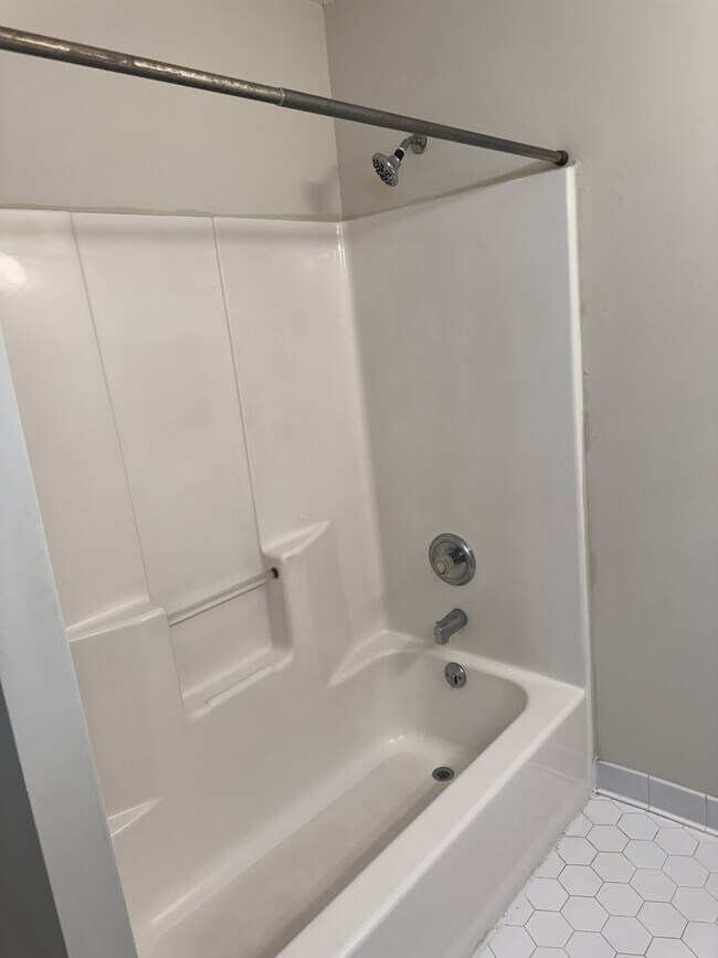 Building Photo - 112 Oak Leaf Cir