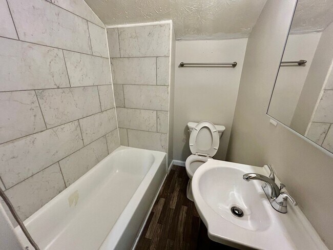 Building Photo - 3 Bedroom Available!!