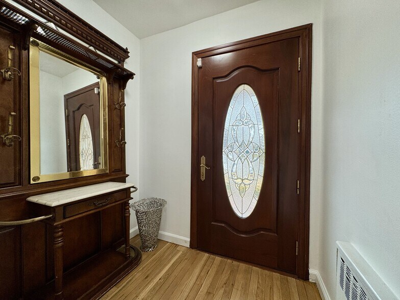 Building Photo - 23 Center Dr