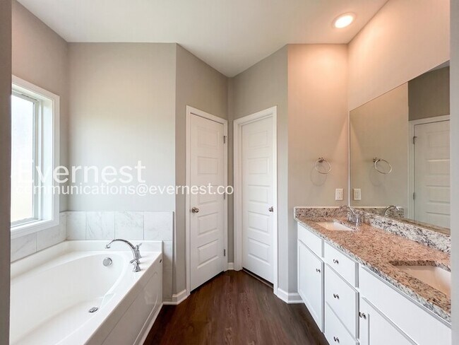 Building Photo - Limited Time Special Offer / 3 Bed/2 Bath Home with Garage / Pet-Friendly / Vouchers Accepted / A...