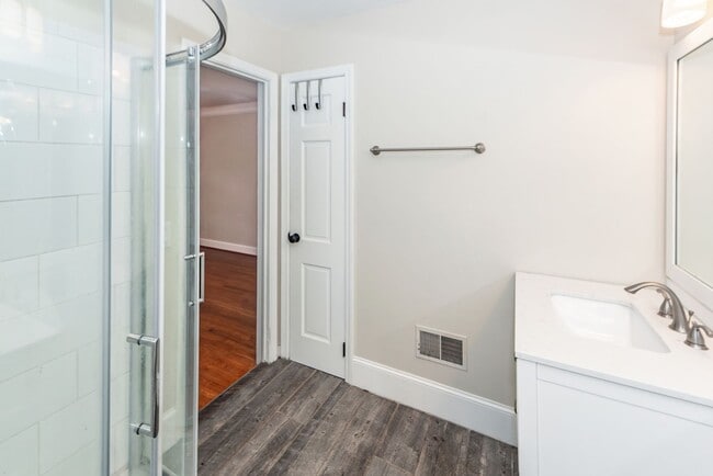 Building Photo - 6 Bedroom, 2.5 Bath House in Drayton on th...