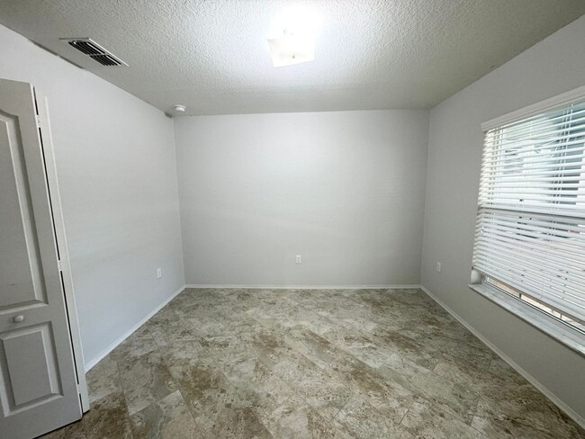 Building Photo - 4 Bedroom 2 Bath - Gated Community - Move ...