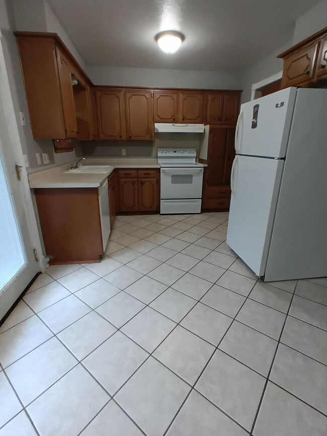 Building Photo - Wonderful Kitchen! New flooring!