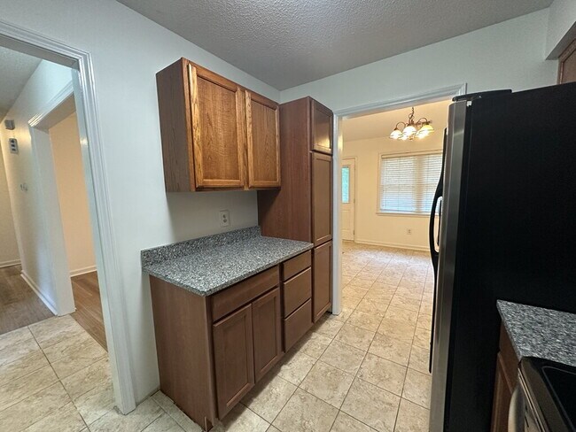 Building Photo - 409 Maplehurst Dr