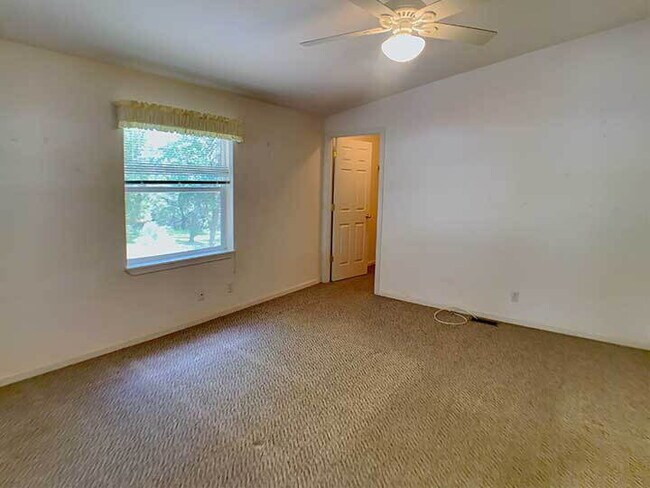 Building Photo - 2100sf 2 bed / 2 bath home with spacious living spaces for rent!