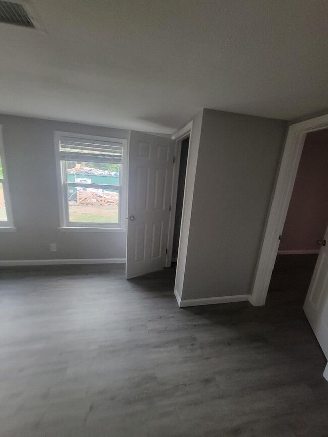 Building Photo - Newly Renovate 4 bedroom 2 bath Home in Li...