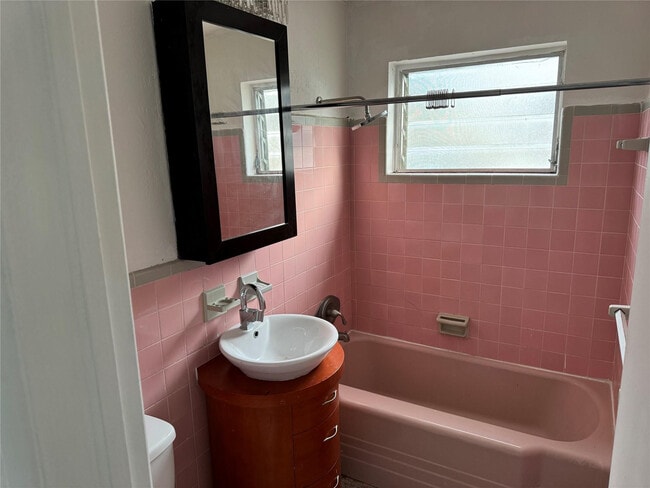 Building Photo - 304 SE 4th Ave