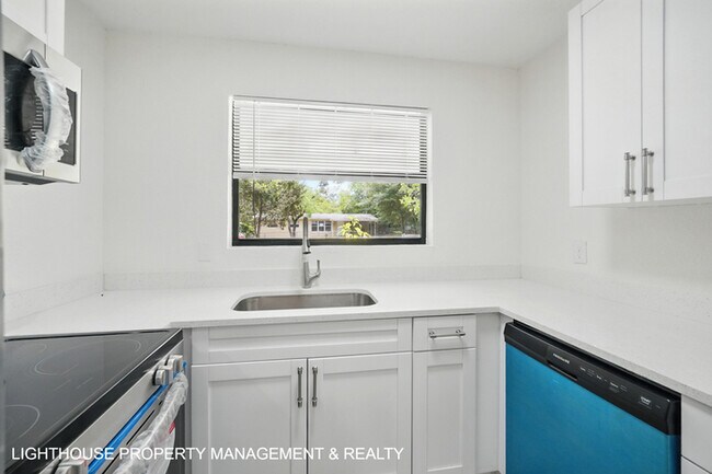 Building Photo - Renovated 3 Bed/2 Bath Home with Den & Off...