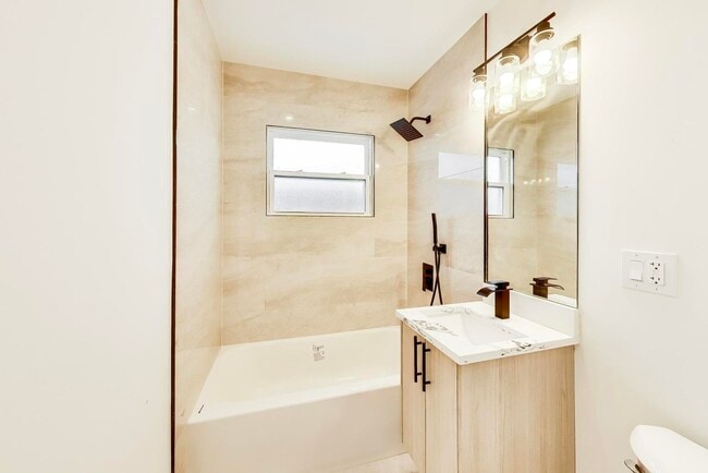 Building Photo - 5028 N Oneida Ave