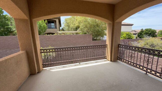 Building Photo - A Perfect Blend of Luxury, Comfort & Style