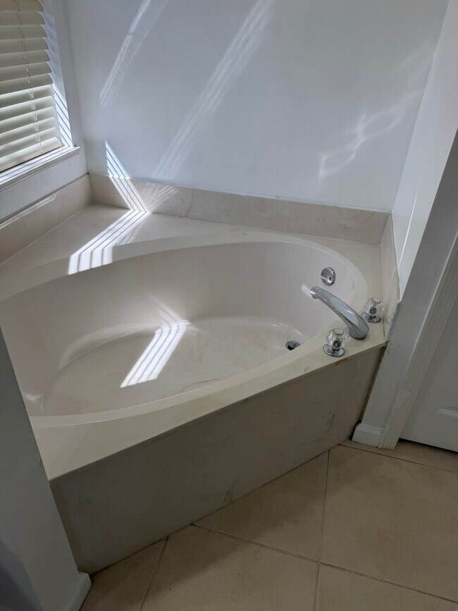 Building Photo - 137 SW Meade Cir