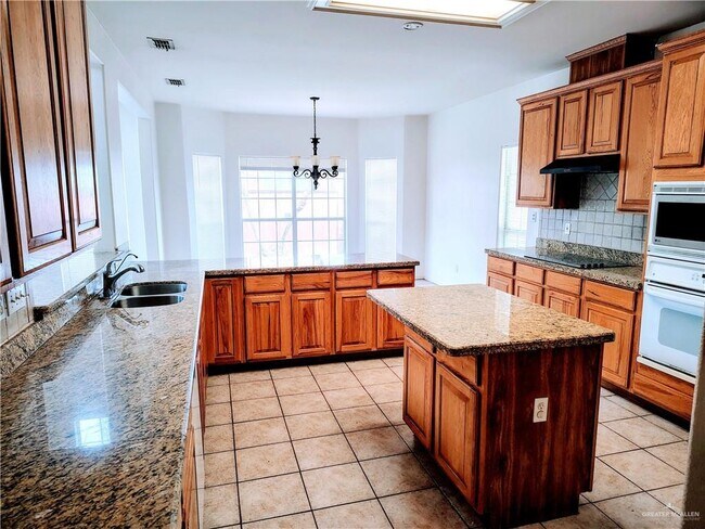 Building Photo - 3504 El Jardin St