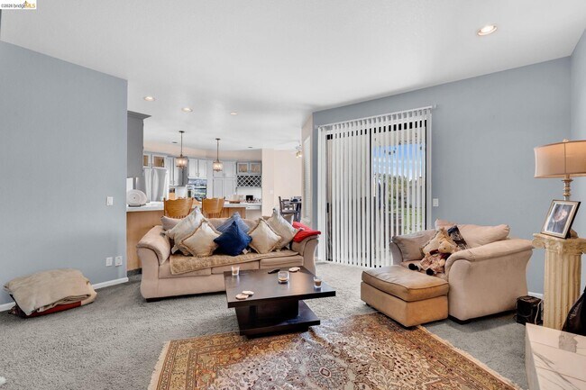 Building Photo - 5640 Edgeview Dr