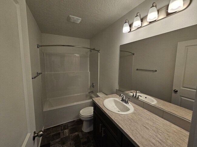 Building Photo - Beautifully Home in the Valley