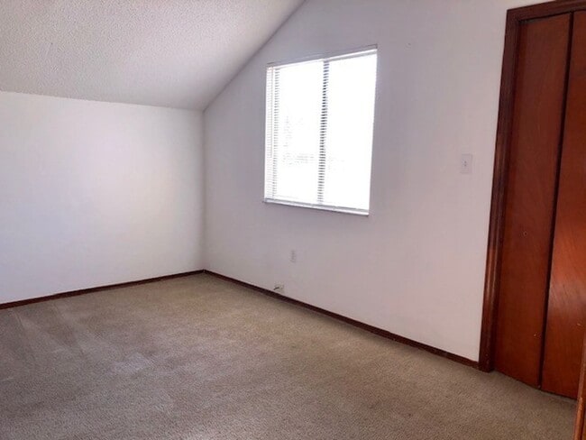 Building Photo - MOVE IN NOW! 4x3 Screened in pool home!!! ...