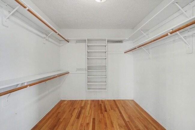 Building Photo - Spacious 4br/4.5 ba Home in Millard Mission Park Neighborhood. Huge Yard, 3 Car Garage