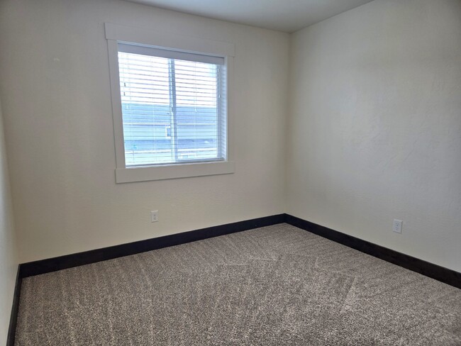 Building Photo - Pet friendly, Spacious apartment with Wash...