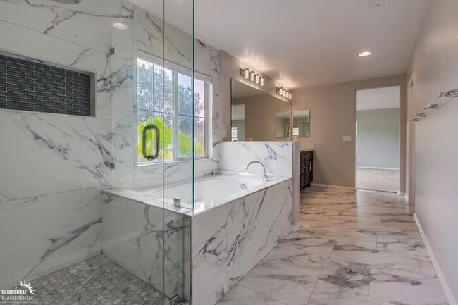Building Photo - Beautifully 5Bdm 3.5Ba Home in Prime Location