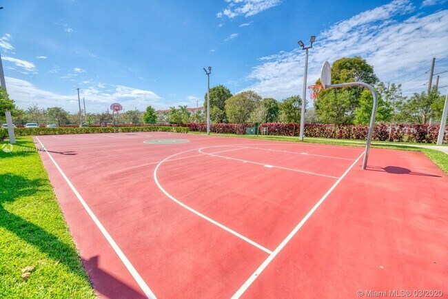 Building Photo - Great Condo unit in Doral