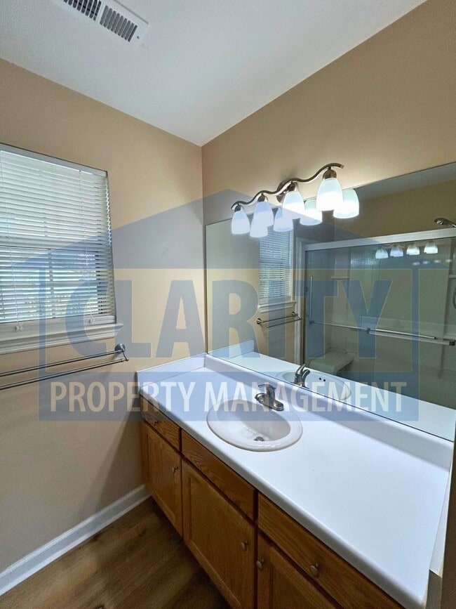 Building Photo - Convenient 3-Bedroom, 2-Bath Home in a Cen...