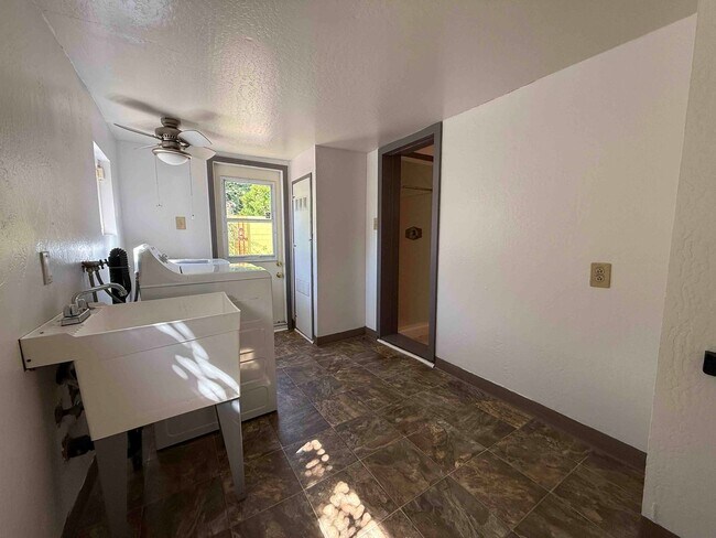 Building Photo - Charming Land Park 2 Bedroom