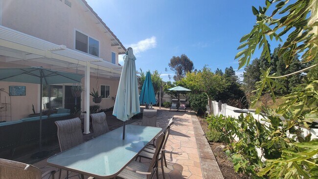 Building Photo - 4 bedrooms and 2.5 bathrooms House in Ranc...