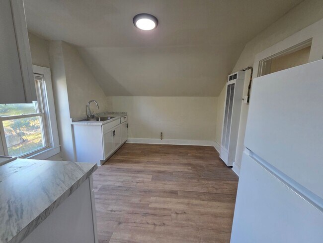 Building Photo - 124 S Lake St