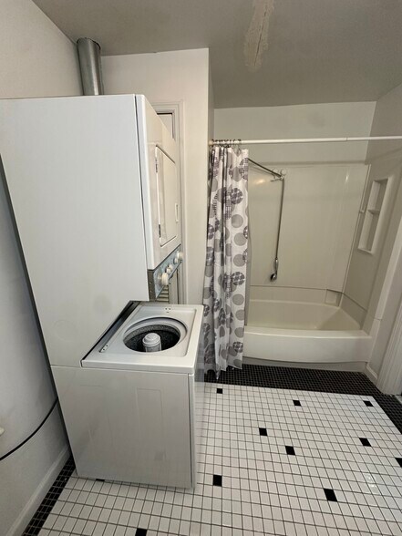 Building Photo - 405 Park Ave