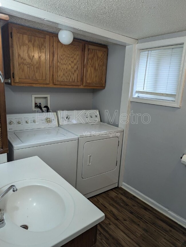 Building Photo - 724 S Grand Ave