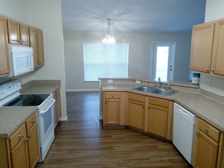 Building Photo - 2301 SW 25th St