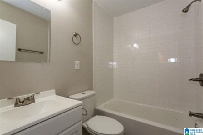 Building Photo - Flexible 3BR/2BA or 2BR + Den Home