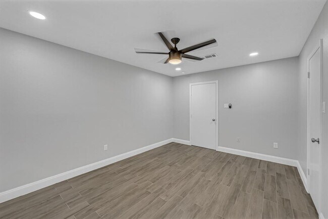 Building Photo - 4515 Larch Dr