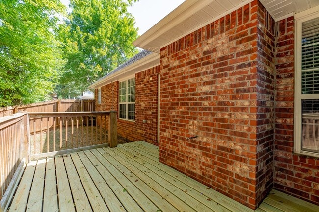 Building Photo - Beautiful & spacious 4 Bedroom condo w/fen...
