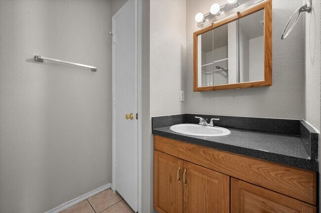 Building Photo - 612 Kings Way Dr
