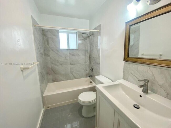 Building Photo - 3 bedroom in Hollywood FL 33023