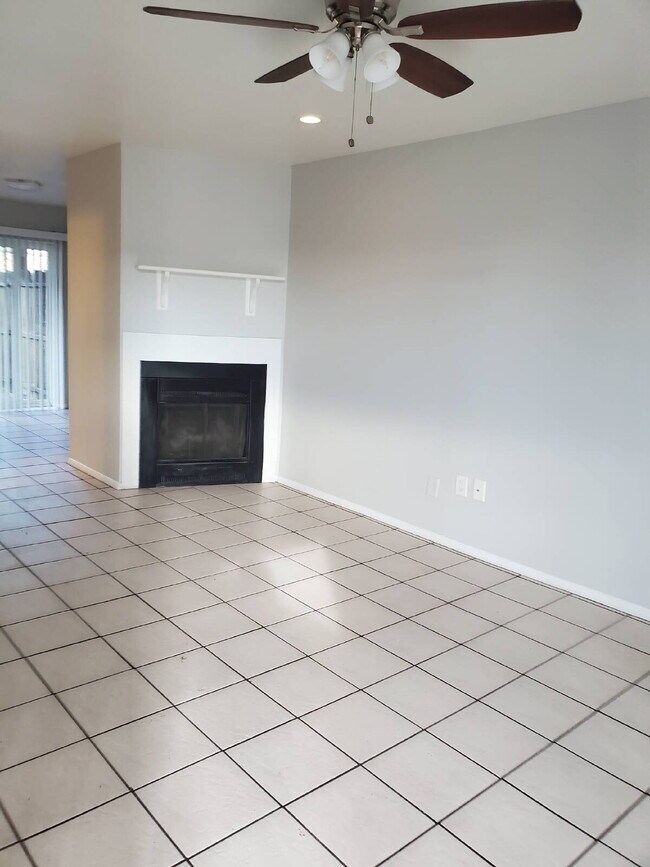 Building Photo - MOVE IN READY 2 Bed / 2 Bath – Updated – Pets Welcome – North Phoenix