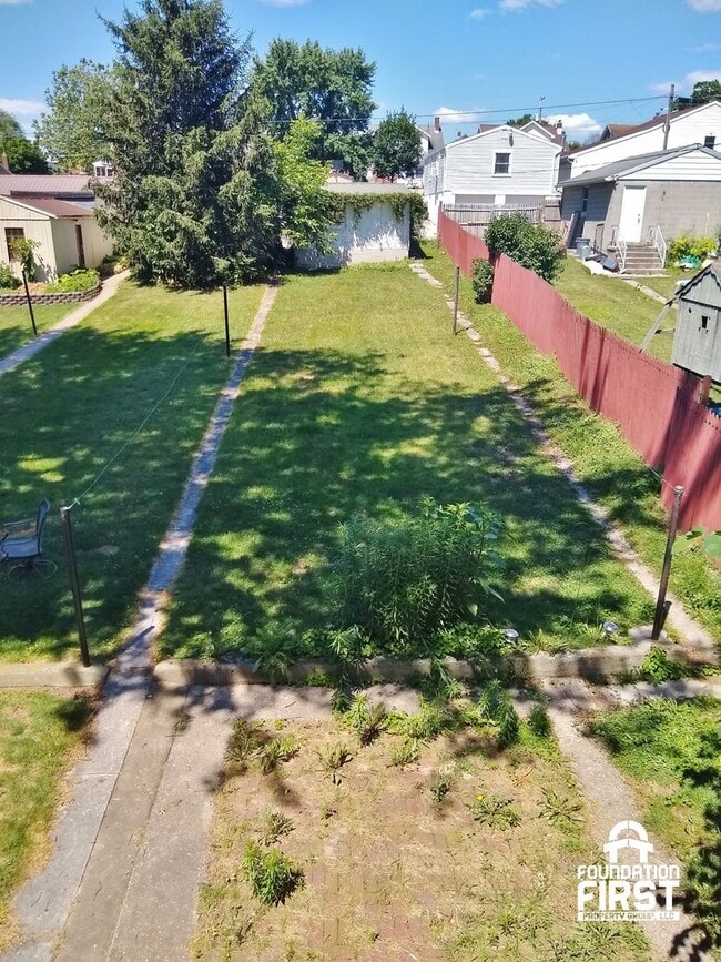 Building Photo - 3 Bed / 1 Bath Single Family Home