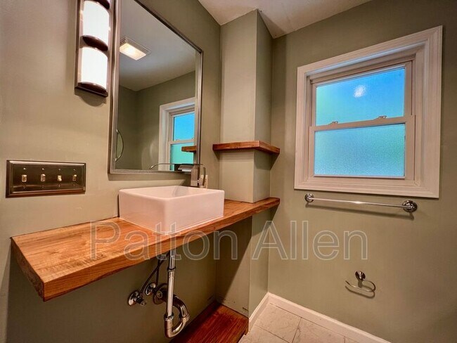 Building Photo - 126 Locust Ct