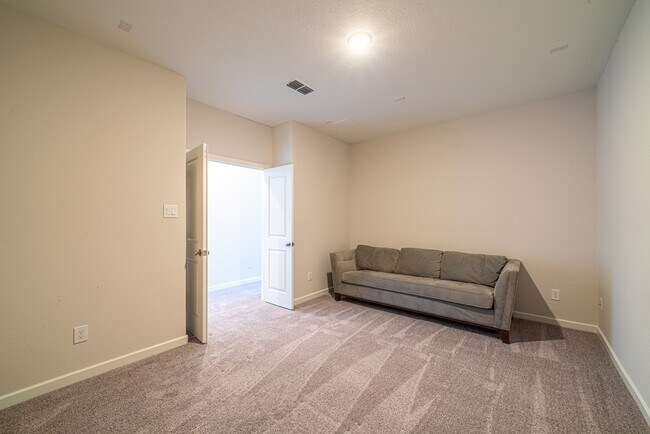 Building Photo - 4706 Llano Lp