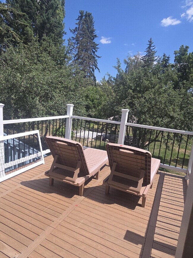 Building Photo - Spacious home in country setting, yet close to amenities