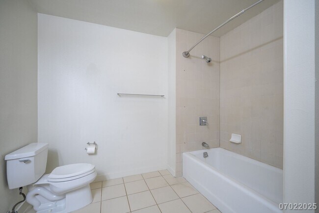 Building Photo - $3,200 | 3br/2ba Condominium in Sixty Parkside