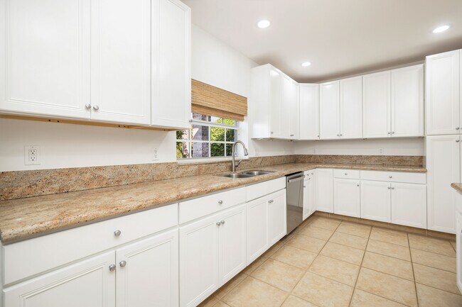 Building Photo - 230 Osceola Way