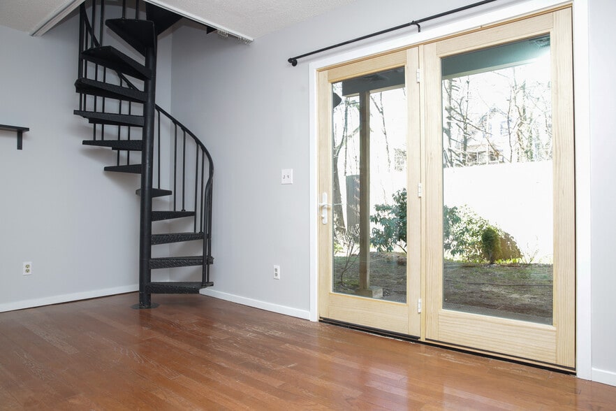 Building Photo - 23 Compton St