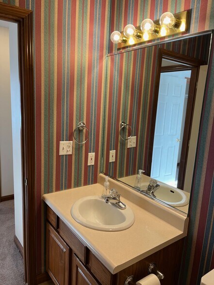 Guest Bath - 2928 E Buckskin Dr