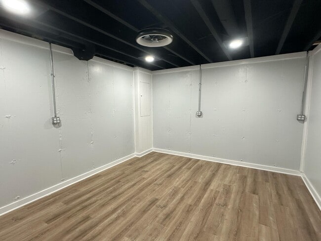 Building Photo - 460 Fox Ln