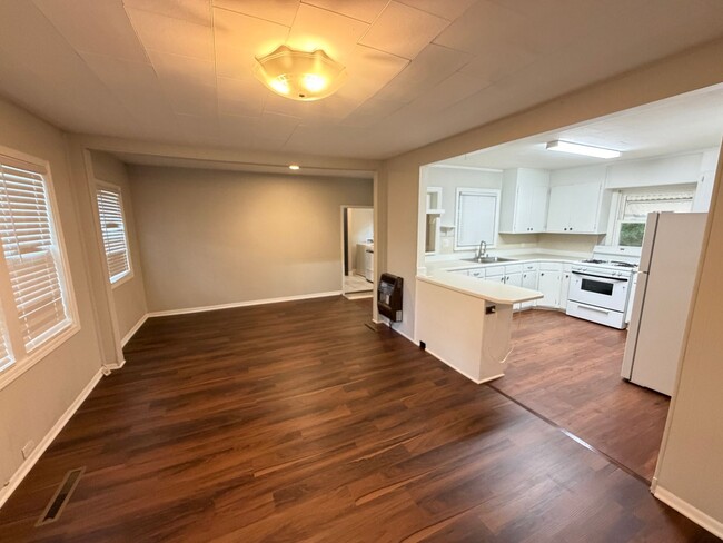 Building Photo - 3bd/2ba House in Jackson Park w/ Large Den, Back Porch, & Fenced Back Yard