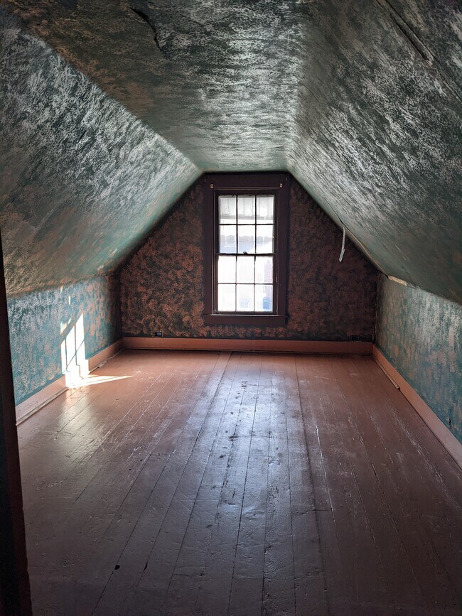 Bonus Room 1 Upstairs - No Heat - 135 S 6th St