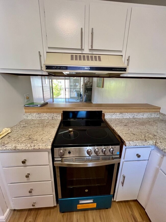 Building Photo - Convenient 2/2/1 with Lanai