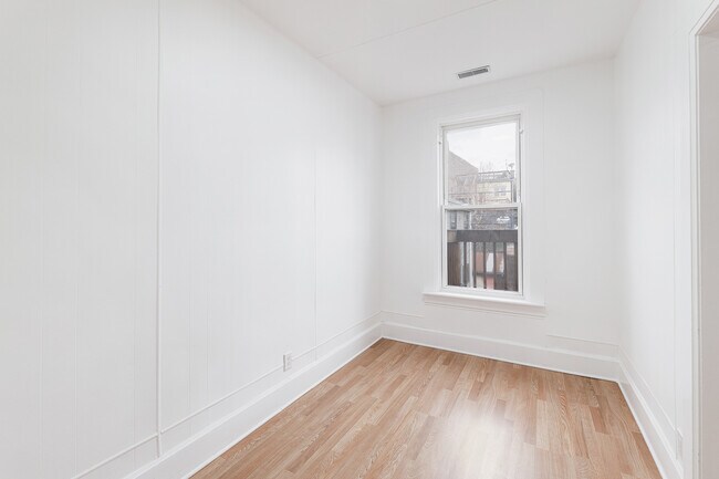 Building Photo - 1430 W Superior St