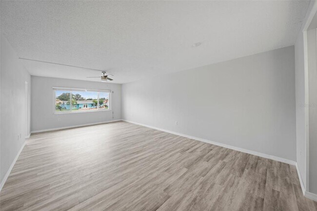 Building Photo - 4725 Cove Cir